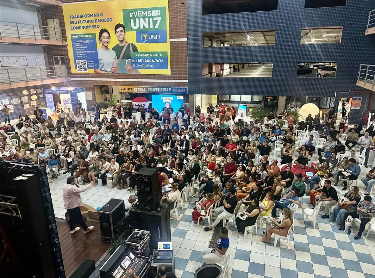 Grande público acompanhando uma palestra do Festival 50 em 1